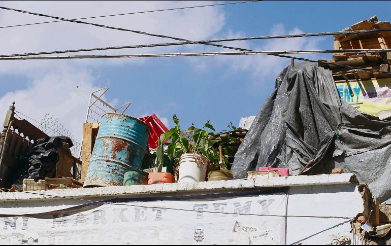 HORA DE TIRAR LO QUE NO SIRVE. Botes, macetas rotas y bolsas a la intemperie guardan el agua de las lluvias. ARCHIVO