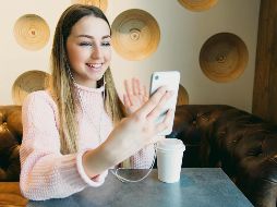 Consejo. Colocarte frente a una ventana hará que la luz ilumine correctamente tu rostro. PIXABAY