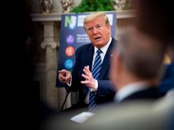 El presidente de Estados Unidos, Donald Trump (c), habla este jueves en la oficina Oval de la Casa Blanca, en Washington. EFE/D. Mills