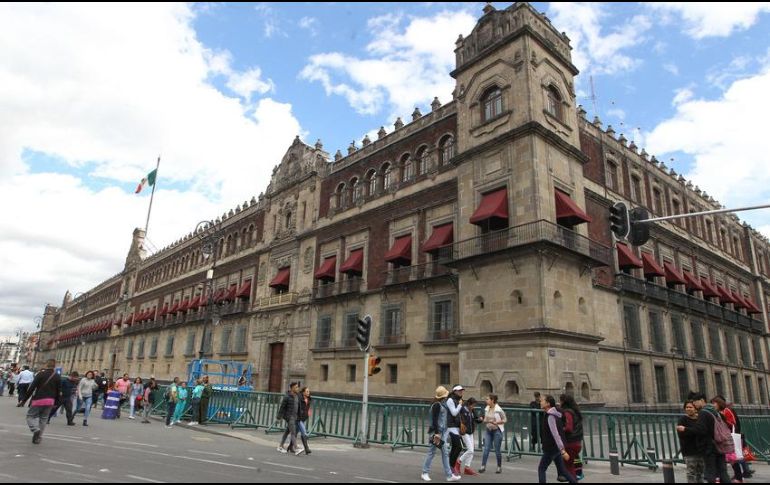 A pesar de que las concentraciones masivas no están permitidas debido a la pandemia de coronavirus, algunas personas acudieron al recinto unos minutos. EFE/ARCHIVO