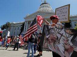 El distanciamiento social no fue la norma en las protestas y pocos llevaban cubrebocas. EFE/J. Mabanglo
