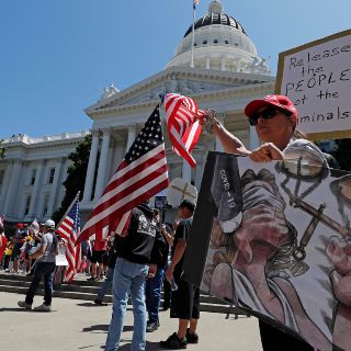 Miles se manifiestan por reapertura en California