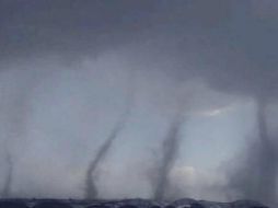 De acuerdo a información publicada por medios locales de comunicación, algunas techumbres cayeron a consecuencia de este evento. TWITTER / @PC_Estatal