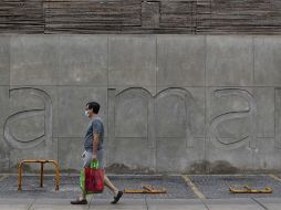 Un hombre camina frente al restaurante 