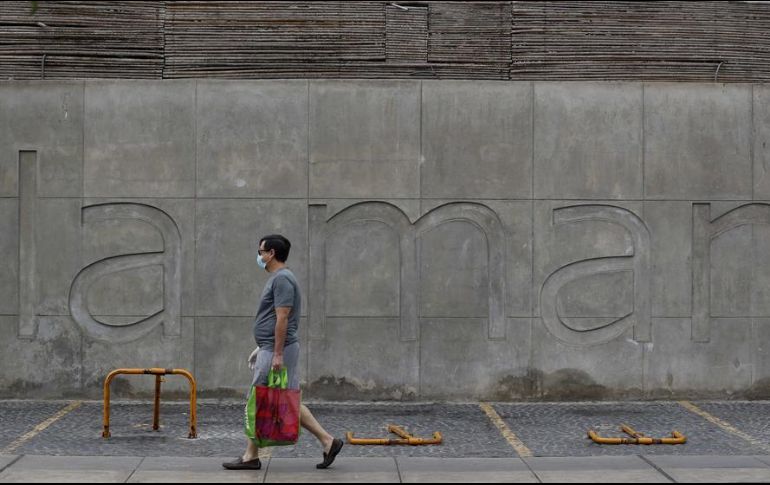 Un hombre camina frente al restaurante 