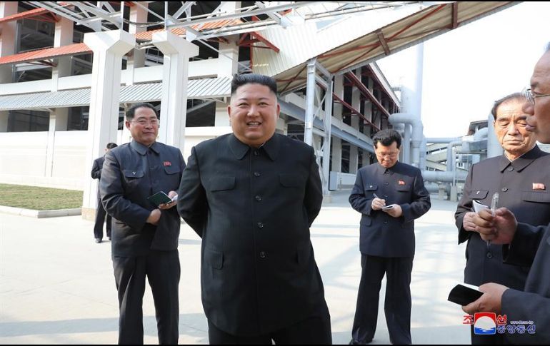 Kim Jong-un participa en una ceremonia para dar por finalizada una nueva planta de fertilizantes fosfatados al noreste de Pyonyang. EFE/KCNA