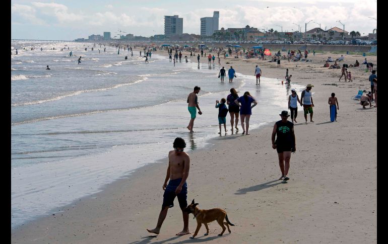 Así lucía la playa de Galveston, Texas, la tarde de este sábado. AFP / M. Felix