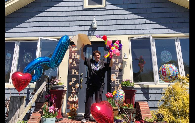 Jennifer DeSena, residente de Long Beach, aprovechó la oportunidad para celebrar su cumpleaños con familiares que mantuvieron la distancia. AP / M. Lennihan