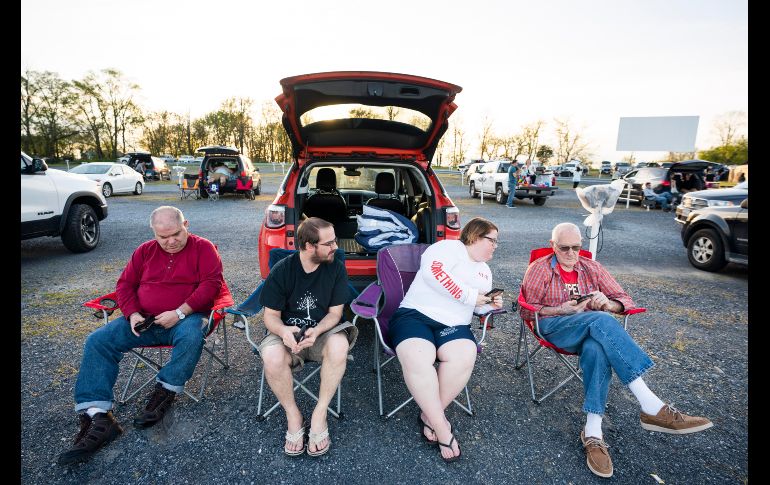 Una familia acude a la función en un autocinema que fue reacondicionado en los últimos días en Stephens City, Virginia. EFE / J. Lo Scalzo