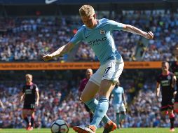 En entrevista para un medio de su país, De Bruyne aclaró que si la sanción se reduce a sólo un año, replantaría las posibilidades y se quedaría, sin importar otras circunstancias. AFP / ARCHIVO