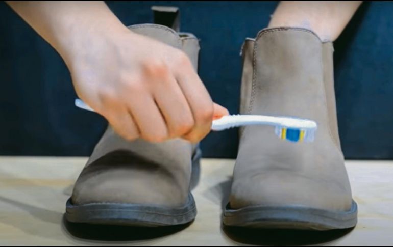 SENCILLO. Para limpiar manchas en zapatos de gamuza usa cepillo de cerdas suaves y un borrador escolar. ESPECIAL