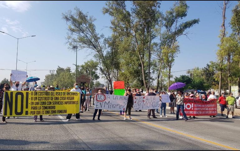 Los alrededor de 60 manifestantes cerraron por unos cinco minutos el tránsito en los carriles centrales de Periférico. EL INFORMADOR / R. Bobadilla