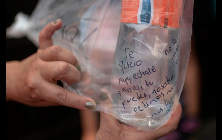 Los manuscritos acompañan bolsas plásticas con productos de higiene personal para seres queridos. AFP/P. Pardo