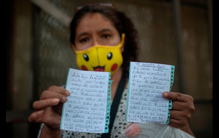 Verónica Hurtado le escribe mensajes a su hijo. AFP/P. Pardo