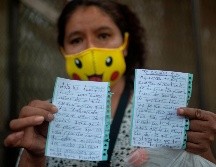 Verónica Hurtado le escribe mensajes a su hijo. AFP/P. Pardo