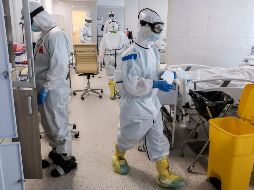 Los contagios registrados se han duplicado en los últimos 10 días en el país. Médicos en un área de cuidados intensivos para pacientes con coronavirus en un hospital en Moscú. AP/S. Sandurskaya
