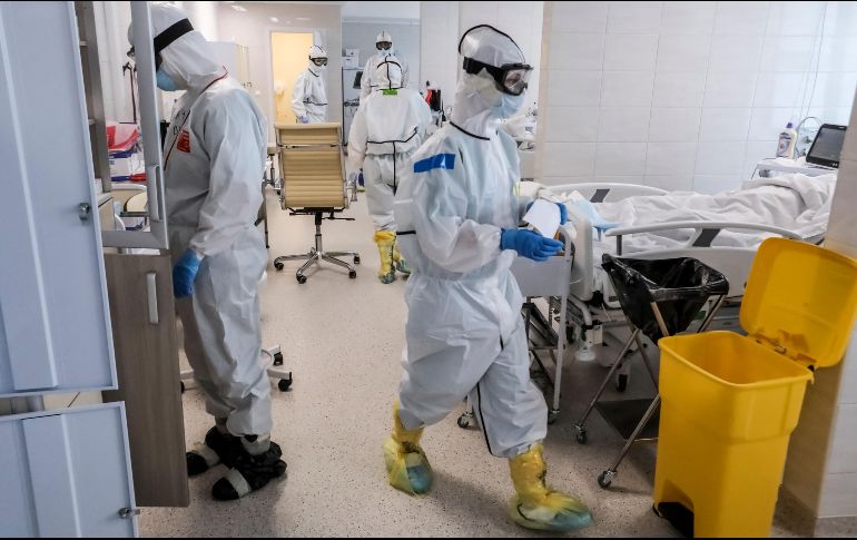 Los contagios registrados se han duplicado en los últimos 10 días en el país. Médicos en un área de cuidados intensivos para pacientes con coronavirus en un hospital en Moscú. AP/S. Sandurskaya