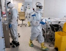 Los contagios registrados se han duplicado en los últimos 10 días en el país. Médicos en un área de cuidados intensivos para pacientes con coronavirus en un hospital en Moscú. AP/S. Sandurskaya