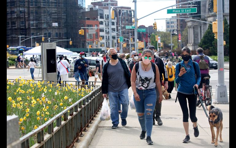 Personas caminan frente a la biblioteca pública de Brooklyn este sábado en Nueva York. AFP/Y. Paskova