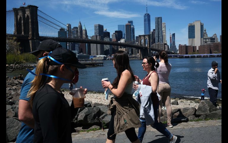 El alcalde rogó a la población que siga evitando las reuniones y cubriéndose el rostro en lugares donde no es posible mantener una distancia segura con otros. AFP/S. Platt