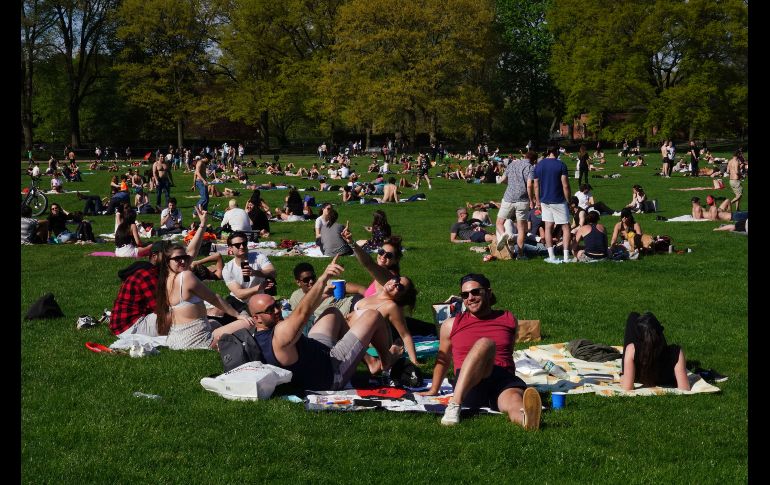 El buen clima ha sacado de casa a miles durante el fin de semana. Habitantes se relajan en Central Park. AFP/C. Ord