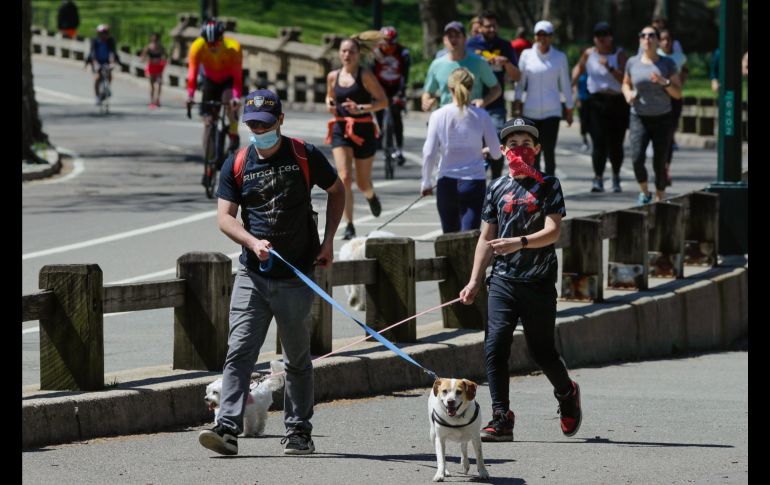 Otros se ejercitan o sacan a pasear a sus perros en Central Park. AP/F. Franklin II