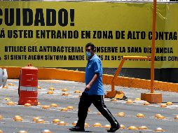 Las señales visibles en colores amarillo y negro, contienen mensajes como: 