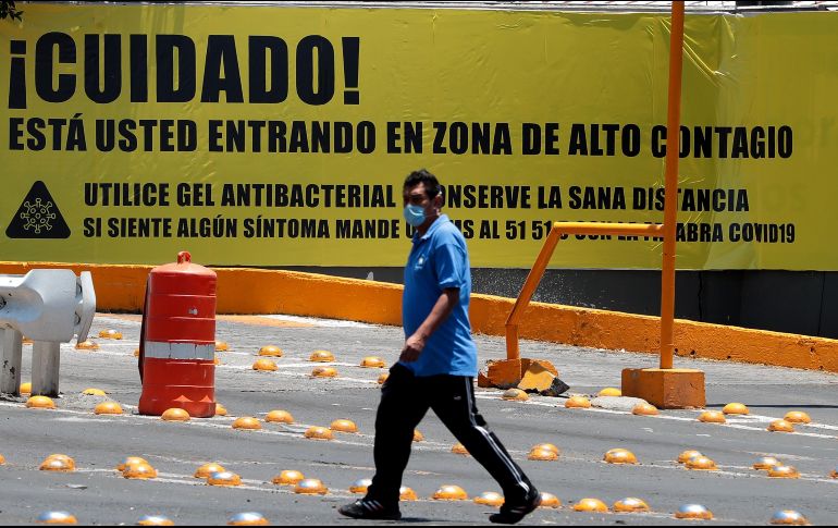 Las señales visibles en colores amarillo y negro, contienen mensajes como: 