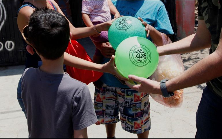 Personal de la empresa de Alejandrina Guzmá entregó los productos. EFE/ F. Guasco
