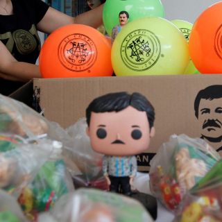 Tras despensas, regalan juguetes con imagen del "Chapo"