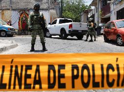 Elementos del Ejército y la Guardia Nacional resguardan uno de los domicilios donde asesinaron a cuatro personas. EFE/F. Guasco