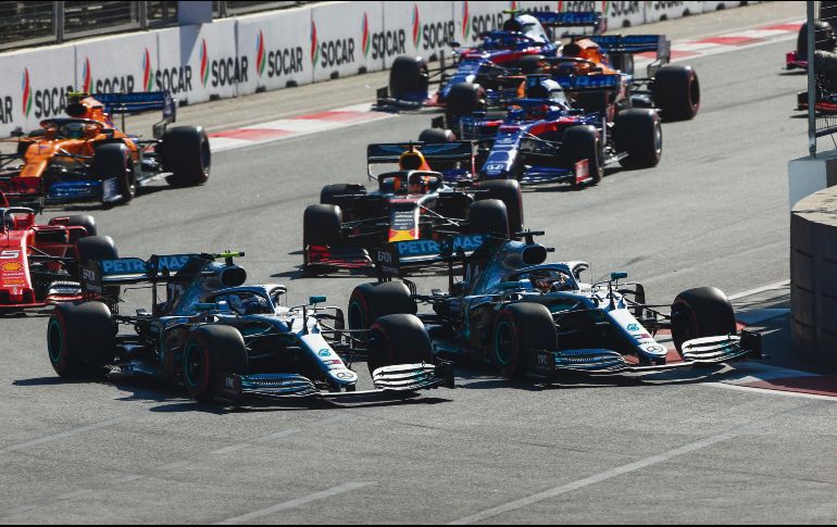 VELOCES. En 2019, los Mercedes dominaron las calles de Bakú, al hacer el 1-2 en la carrera de entonces. DAIMLER AG / A. Hone