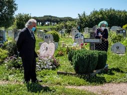 Otra actividad que se da por reiniciada este 4 de mayo son las ceremonias fúnebres, canceladas a inicios de febrero. No obstante, en ellas solo podrá haber un máximo de 15 asistentes. EFE / EPA / L. del Castillo