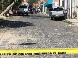 Personal del Servicio Médico Forense realiza el levantamiento del cuerpo; según los reportes corresponde a un hombre de entre 50 a 55 años edad. ESPECIAL / ARCHIVO