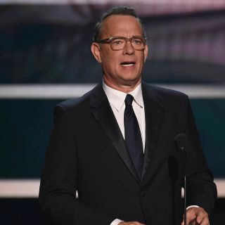 Tom Hanks dedica emotivo mensaje a graduados universitarios
