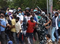 Abarrotan tiendas de bebidas alcohólicas en primer día de reapertura en India