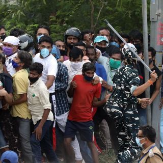 Abarrotan tiendas de bebidas alcohólicas en primer día de reapertura en India