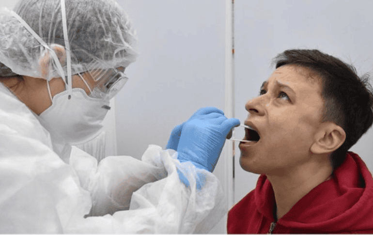 Algunos pacientes recuperados de covid-19 volvieron a dar positivo en las pruebas. ¿Por qué se puede dar esto?