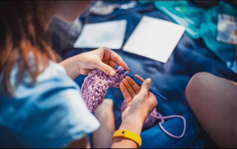 TEJIDO. Más de una persona encuentra paz y regocijo entre el hilo y el ganchillo. ESPECIAL