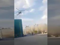 Debido a que el vuelo fue bajo, el aire producido por la hélice de la aeronave levantó una nube de polvo que cubrió el lugar y de paso a las personas que finalmente salieron entre carcajadas y bromas. FACEBOOK