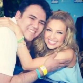Thalía lamenta muerte de joven fan por coronavirus