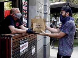 En Roma y otras ciudades, numerosos cafés, bares o heladerías sirven sus productos en empaques de carton, los cuales deben consumirse fuera del local. EFE/M. Balti