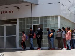 Familiares de pacientes con COVID-19 esperan información sobre ellos en el Hospital General Dr. Juan Ramón de la Fuente, en la Ciudad de México. EFE/J. Méndez