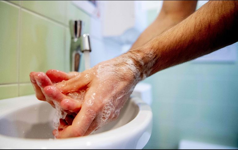 Resaltan que tanto para los trabajadores de la salud como para el resto de la población el simple acto de lavarse las manos puede ser la diferencia entre la vida y muerte. AFP / ARCHIVO