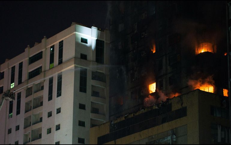 Imágenes difundidas por medios locales muestran el edificio rodeado de llamas y fragmentos cayendo incandescentes al vacío. AP/J. Gambrell