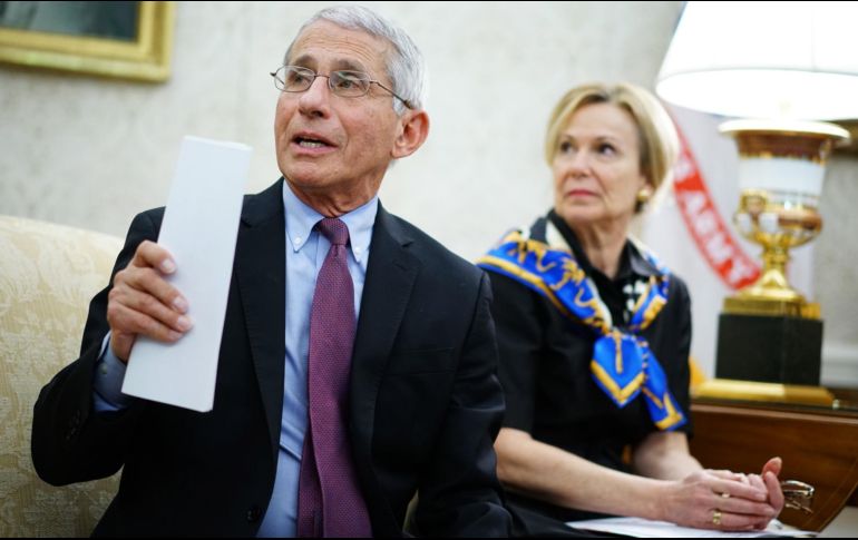 Se espera que el equipo de respuesta, que incluye a expertos como los doctores Anthony Fauci (i) y Deborah Birx (d), reduzca gradualmente sus operaciones en el próximo mes. AFP/ARCHIVO