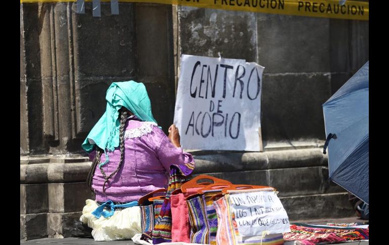La iniciativa de los comerciantes fue difundida en redes sociales, por lo que en poco tiempo acudieron personas con toda clase de artículos de primera necesidad. EFE/S. Gutiérrez