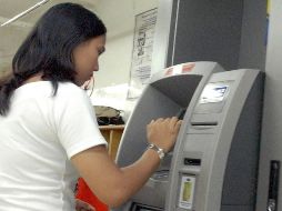 Recuerdan a los usuarios de la banca que, para disminuir el riesgo de contagio por COVID-19, es recomendable realizar las operaciones en línea. NTX/ARCHIVO