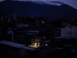 La falta de electricidad en Venezuela perjudica directamente las comunicaciones, el agua, el transporte y las transacciones comerciales. AFP/ARCHIVO