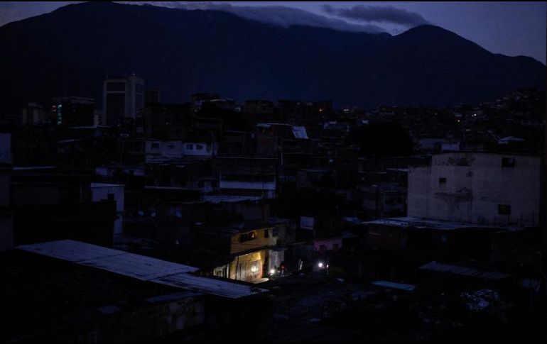 La falta de electricidad en Venezuela perjudica directamente las comunicaciones, el agua, el transporte y las transacciones comerciales. AFP/ARCHIVO